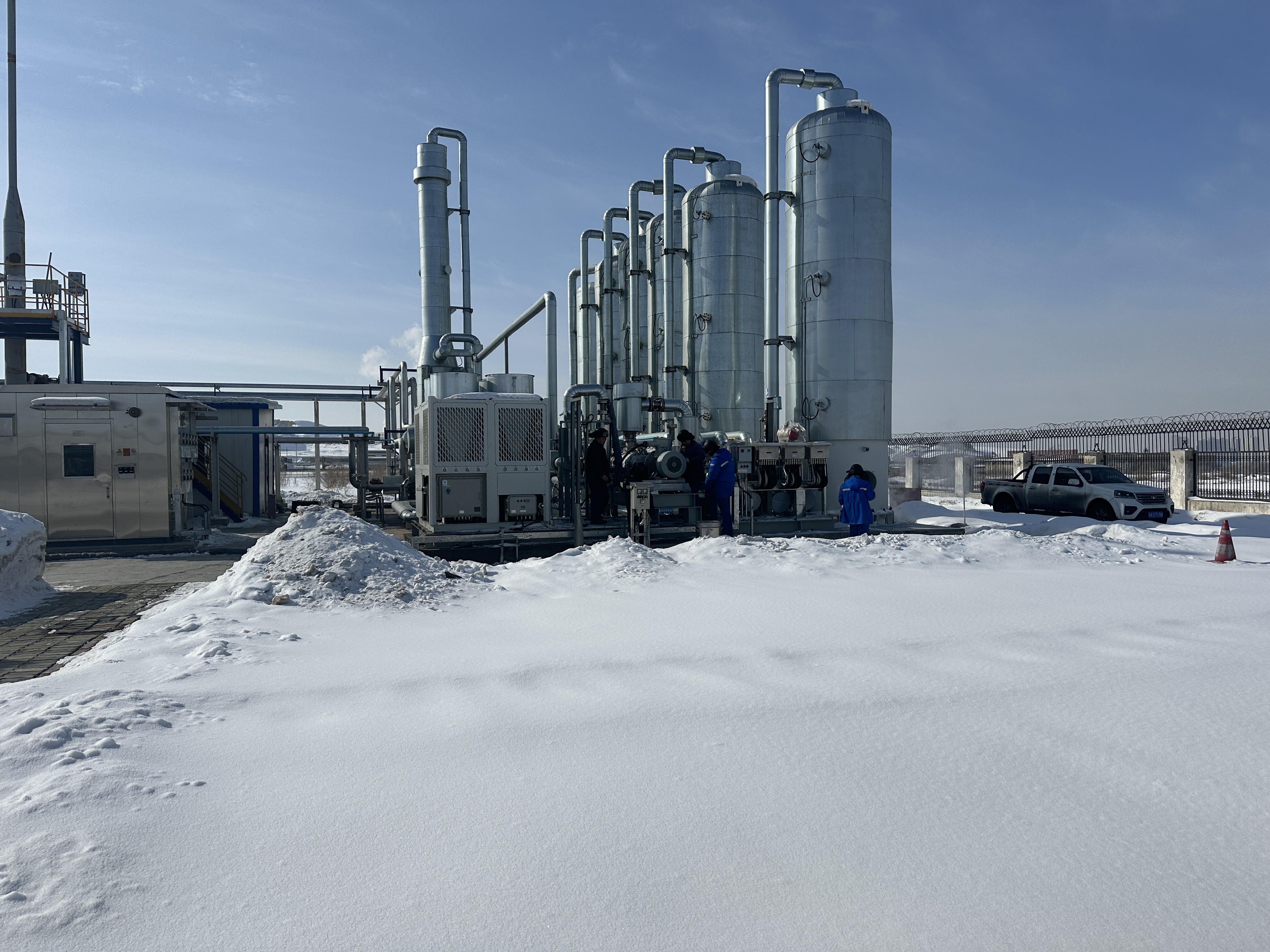 新疆天然气开采项目用冷水机组安装现场